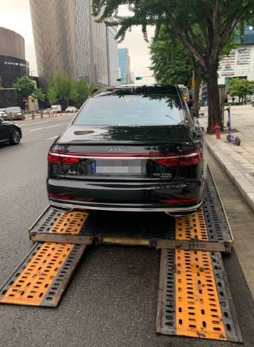 아우디 A8 L 후면