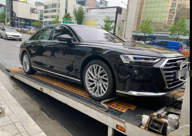 탁송 차량에 실린 아우디 A8 L